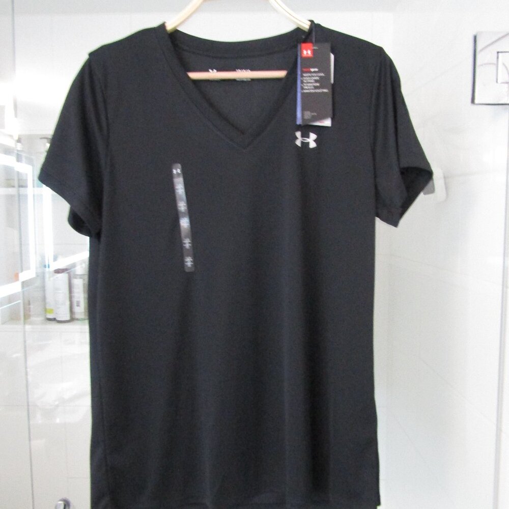 Under Armour Heat Gear Black Short Sleeved V Neck T Shirt--Large--BNWT's